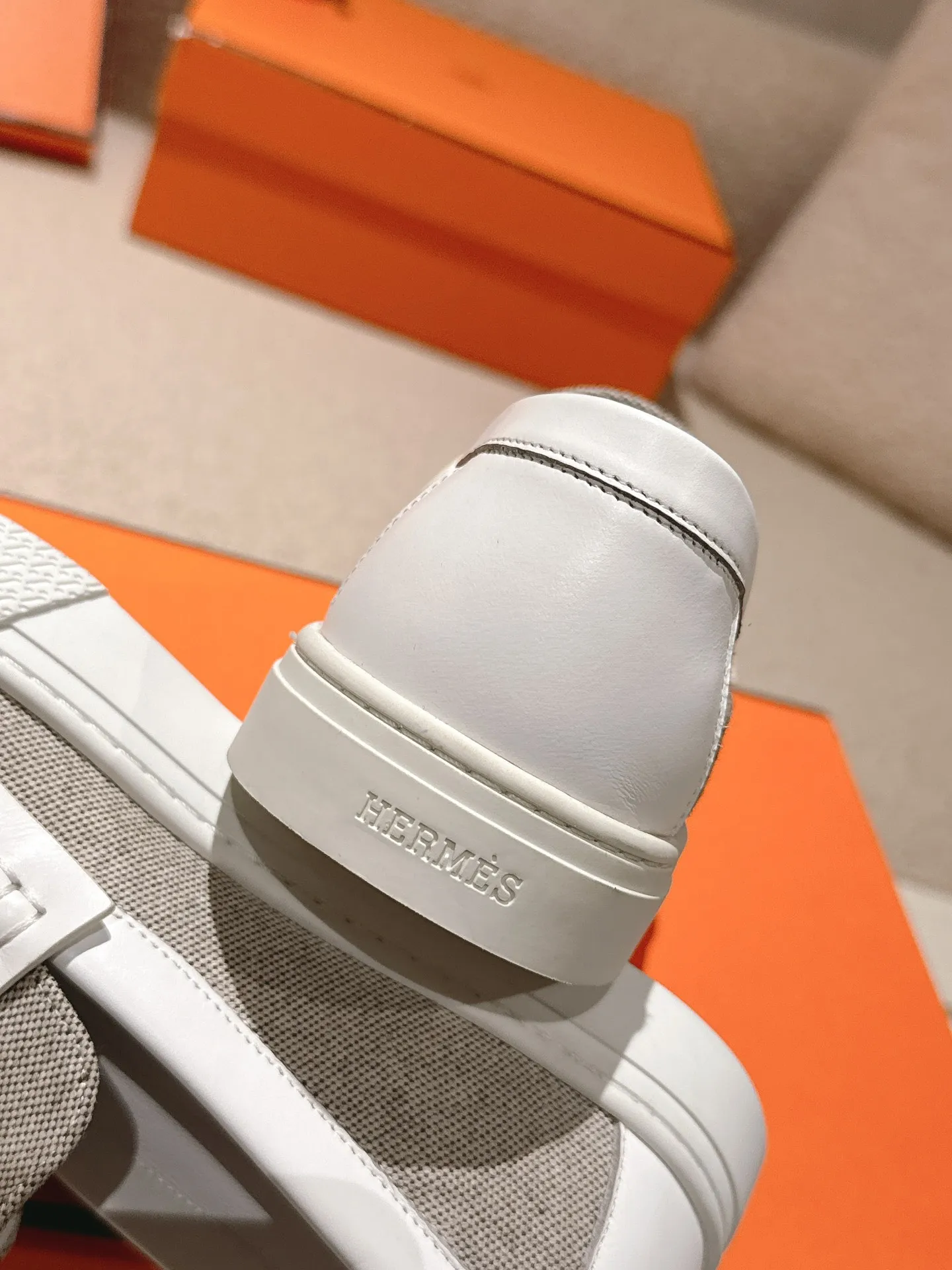 Men's men's shoes P620! Hermes# Thick Sole Couple Loafers These lace-up free sneakers in calfskin and washed denim feature signature "H" details. The design is simple and smooth, creating a fashionable urban look. It is comfortable and versatile. H family classics are not outdated, and the delivery counter is beautifully packaged🛍📦 Fabric: Original customized washed denim/first-layer cowhide Lining: Imported soft sheepskin Sole: Original open-molded anti-slip TPU material Size: 35-45